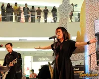 Penampilan Cantik Kikan Namara di Mall Senayan City