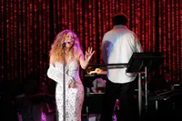 Penyangga Tangan Mewah Ala Mariah Carey