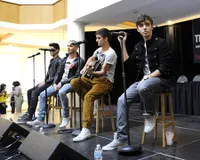 Personel The Wanted Kenakan Bra di Kepala