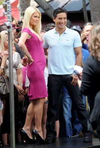 Perut Buncit Paris Hilton Timbulkan Spekulasi