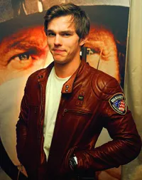 Pesona Nicholas Hoult, Tak Kalah Ganteng Dari Robert Pattinson