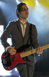 Pete Wentz Tampil Bareng Fall Out Boy