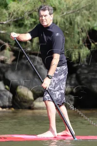 Pierce Brosnan Acungkan Jari Tengah Sambil Paddle Surfing