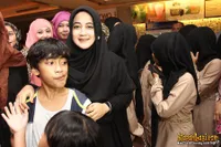 Pipik Dian Irawati Nobar SOEKARNO Bareng Anak Yatim