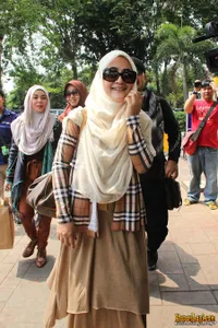 Pipik Istri Ustaz Jeffry Al Buchori Jenguk Dul di Rumah Sakit