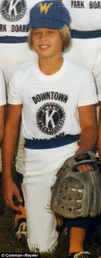 Polosnya Wajah Brad Pitt Semasa Kecil