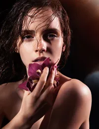 Pose Hot - Foto Topless Emma Watson Beredar