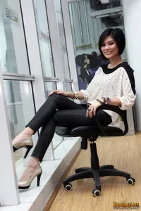 Pose Tercantik Aline Adita di Kantor KapanLagi -3SUM