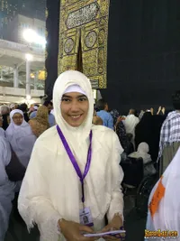 Potret Bahagia Alika di Tanah Suci Saat Beribadah Umroh
