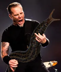 Potret Ekspresi Konyol Para Gitaris Ketika Gendong Siput Raksasa