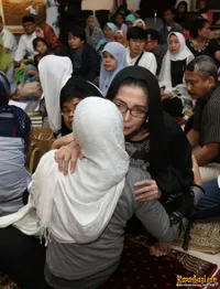 Potret Kesedihan Sederet Selebriti - Melayat Jenazah Idris Sardi