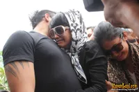 Potret Nuansa Haru di Pemakaman Ayah Julia Perez