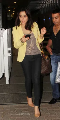 Preity Zinta Sembunyikan Wajah Saat Bertemu Wartawan - Ada Apa