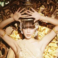 Queen of Thai, Inilah Potret Lisa BLACKPINK dan Minnie (G)I-DLE Saat Kenakan Busana Tradisional Thailand - Cantiknya Kebangetan!