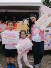 Potret Rachel Vennya Ajak Xabiru dan Chava Berbagi Jumat Berkah saat Ramadan