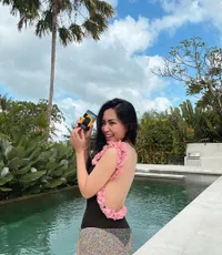 Rachel Vennya Nekat Pakai Backless Swimsuit dan Pamer Bagian Pribadi di Foto Terbaru, Netizen Salfok Karena Nggak Ada Stretchmark - Sebut Janda Kembang