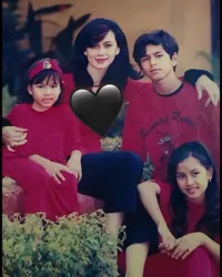 Raffi Ahmad Bagikan Potret Lawas Masa Muda Bareng Mama Amy, Parasnya Sudah Rupawan Sejak Dini