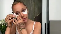 Rahasia Cat Eye Sempurna, Ini 10 Potret Get Ready With Me Ariana Grande Beserta Tutorial Makeup