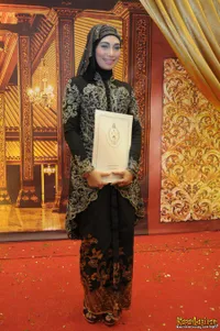 Raih Gelar, Inka Christie Tampil Menawan Dengan Hijab Kebaya