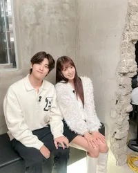 Rajin Upload Selca Berdua, Intip 10 Potret Menggemaskan Park Shin Hye dan Park Hyung Sik di Balik Layar ‘DOCTOR SLUMP’