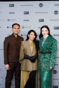 Raline Shah Tampil Cantik Gaun Corak Etnik di Sundance Film Festival  