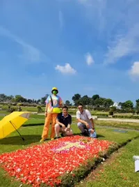 Ramadan Pertama Tanpa Maura Magnalia, 8 Potret Nurul Arifin Tetap Semangat Jalani Aktivitas - Sempatkan Ziarah ke Makam Sang Buah Hati
