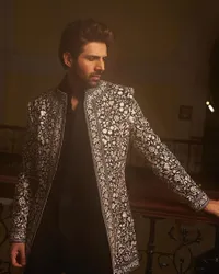 Ramai Dikabarkan Bakal Nikah, Potret Kartik Aaryan Jawab Soal Status Hubungan dengan Kriti Sanon