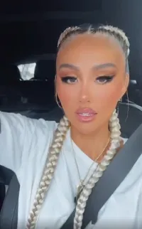 Ramai Dituding Oplas, 8 Potret Wajah Agnez Mo Yang Jadi Sorotan - Dicibir Kampungan dan Mirip Barbie Jelek Oleh Netizen