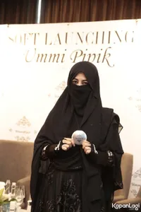 Ramai Isu Menikah Siri, Umi Pipik Kembali Muncul di Hadapan Media