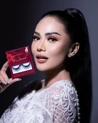 Rambah Bisnis Baru, 10 Potret Kris Dayanti di Acara Perilisan Bulu Mata Miliknya Sendiri - Terlibat Langsung dalam Proses Produksi