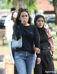 Rasa Kehilangan Masih Membekas, 8 Potret Tamara Tyasmara Menangis di Makam Dante - Bawa Kue dan Bunga Minion