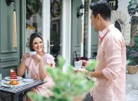 Rayakan 15 Tahun Menikah, Ini Photoshoot Donna Agnesia dan Darius Sinathrya Pamer Kemesraan Pakai Busana Matching