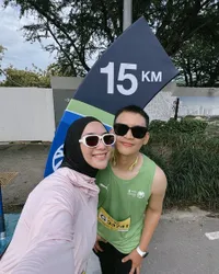 Rayakan Anniversary ke-5, 8 Potret Citra Kirana dan Rezky Aditya Ikut Half Marathon di Singapura - Romantis Lari Sambil Pegangan Tangan
