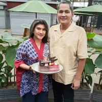 Rayakan Anniversary Pernikahan, Potret Ongky Alexander dan Istri Dapat Kejutan Manis dari Sahabat