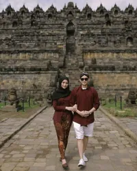 Rayakan Anniversary Pernikahan, Rezky Aditya dan Citra Kirana Jalani Pemotretan Romantis di Candi Borobudur