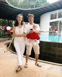 Rayakan Hari Kemerdekaan, 8 Potret Gemas Bayi Seleb Pakai Baju Bernuansa Merah Putih di Momen 17 Agustus - Seragam SD Jadi Favorit