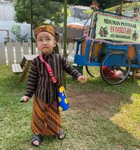 Rayakan Hari Kemerdekaan di Sekolah, 10 Potret Rayyanza Anak Nagita Slavina Pakai Lurik - Pancarkan Pesona Mas-mas Jawa Bersandal Dior