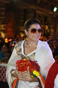 Rayakan Puja Durga, Kajol Tampil Membahana Dengan Kacamata Gaul