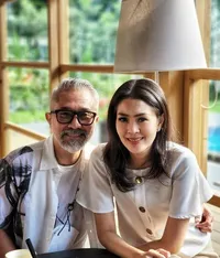 Rayakan Ulang Tahun Pernikahan Ke-13, Simak 8 Potret Mesranya Lukman Sardi Bareng Istri yang Semakin Langgeng