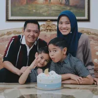 Rayakan Ultah Ke-5, Simak Deretan Potret Malik Mahendra yang Makin Mirip Dude Harlino Sang Ayah