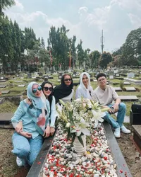 Rayakan Ultah Mendiang Adjie Massaid, Ini 8 Potret Keakraban Angelina Sondakh dan Reza Artamevia di Makam - Lengkap Bersama Anak-Anak