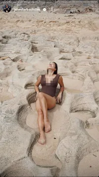 Realita Tak Seindah Postingan Instagram, Intip Potret Jennifer Bachdim Pamer Body Goals Pakai Swimsuit - Tergulung Ombak Saat Photoshoot di Pantai