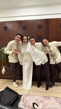 Recreate Look Lawas, 8 Potret Detail Penampilan Maia Estianty di Pengajian Jelang Pernikahan Al Ghazali dan Alyssa Daguise