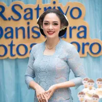 Reisa Broto Asmoro Tampil Cantik Saat 'Tedhak Siten' Anak ke-2