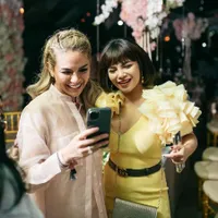 Rela Temani Hingga Tengah Malam, 8 Potret Persahabatan Nikita Mirzani dan Dinar Candy - Sempat Unggah Video Nyaris Ciuman