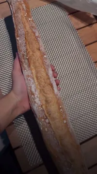 Renatta Moeloek Makan Nasi Padang Pakai Roti Baguette, Begini Potretnya