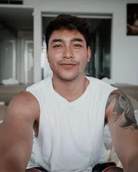 Resmi Jadi Ayah, Ini 11 Potret Ganteng Krisjiana Suami Siti Badriah yang Pancarkan Aura Hot Daddy - Pamer Tato di Dada dan Lengan