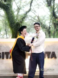 Resmi Jadi Sarjana, 7 Potret Mawar Eva de Jongh Wisuda Didampingi Bryan Domani