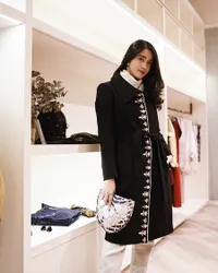 Resmi Tinggal di Aussie, Ana Octarina Siasati Cuaca Pakai Coat