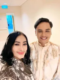 Ressa Rizky Rossano Anak Denada Jalan di Runway Bareng Mama Ratih